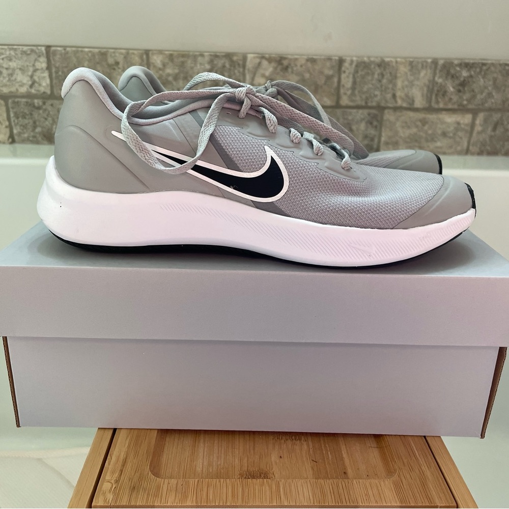 Boys Nike Star Runner 3 Big Kids size 5.5Y- worn THREE times!!!!